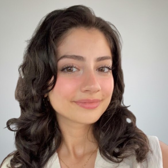 Daniella pic neutral background v2